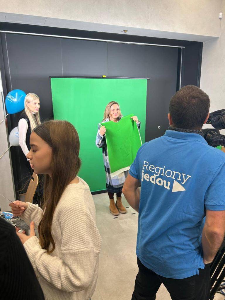 Česká televize Vacenovice - studio vzniklo v kulturáku    Včera dorazil tým ČT do Vacenovic s programem Regiony jedou. Ukázali, jak vzniká zpravodajství v regionech – zábavně a zblízka.  Návštěvníci si vyzkoušeli roli moderátora, čtení zpráv nebo mluvení na kameru.  Prostě spousta zajímavostí.