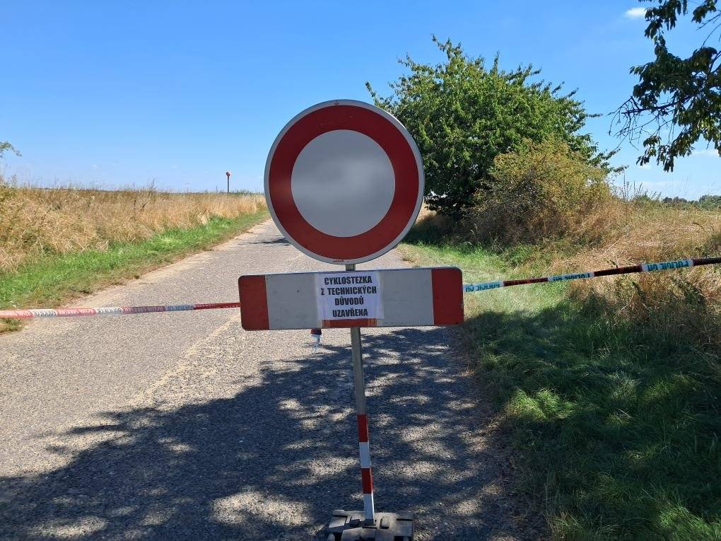 Na základě informace od zástupce společnosti ČEPS, a.s. bude uzavřena cyklostezka z Horních Počernic na Klánovice od 18.11.2025 do 26.11.2025. Důvodem je převěšení kabelů z provizorních stožárů na nově vybudovaný stožár vysokého napětí. Dopravní značení (zákaz vjezdu a zákaz vstupu) bude umístěno jako minule (v srpnu).