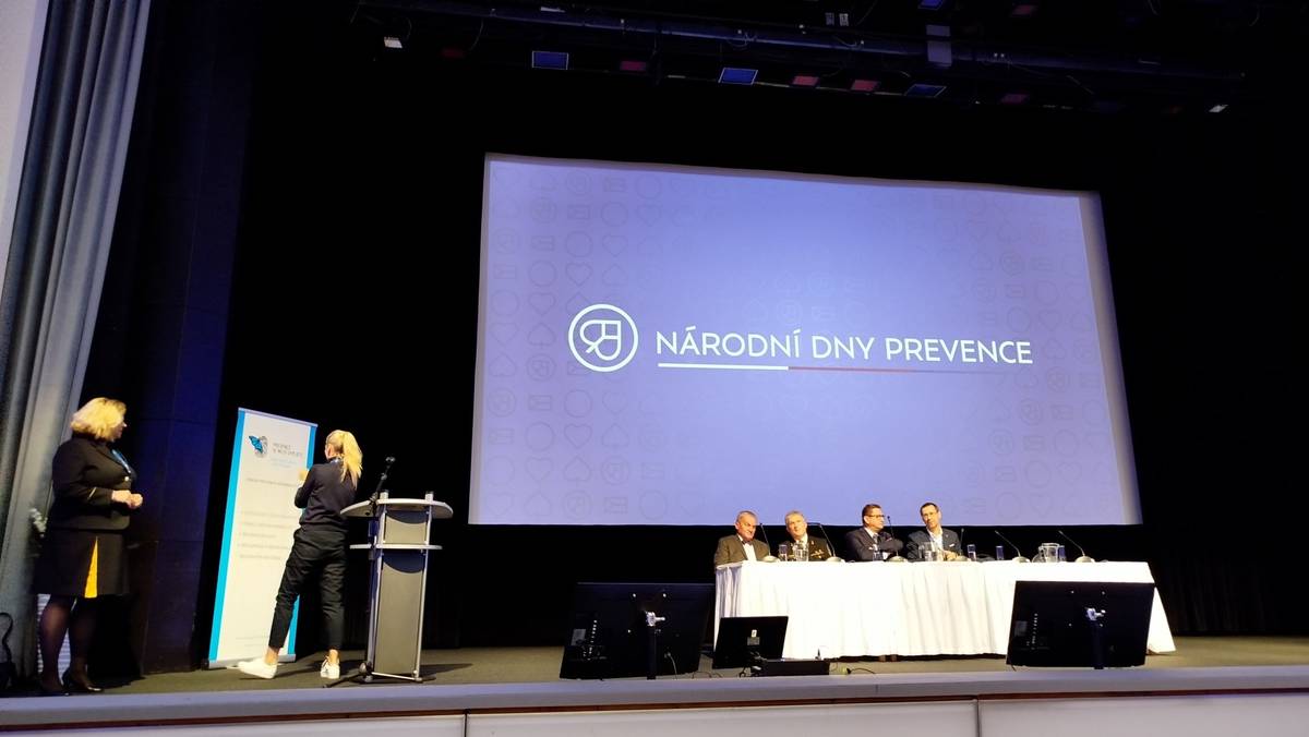 Ve dnech 6.–7. listopadu 2025 se v pražském Kongresovém hotelu Olšanka uskutečnil již 5. ročník Národních dnů prevence, tentokrát s podtitulem Bezpečí dětí. Akce, kterou co dva roky pořádá Ministerstvo vnitra ve spolupráci s partnery, sdružuje odborníky z celé České republiky, kteří se věnují prevenci kriminality, rizikového chování a ochraně dětí a mládeže. Tentokrát byla hlavním organizátorem akce Městská policie hl. města Prahy. Město Havířov zde reprezentovali zástupci Městské policie Havířov, kteří se zúčastnili odborného programu i doprovodných aktivit. Velkého úspěchu se město dočkalo v rámci soutěže o nejlepší preventivní projekt na národní úrovni, kde byl do finále nominován projekt Efektivní práce s ohroženými dětmi a jejich rodinami.  Tento projekt je výsledkem spolupráce Městské policie Havířov a oddělením sociálně-právní ochrany dětí magistrátu města. Účelem je vytvořit systém školení a podpory pro metodiky prevence a výchovné poradce havířovských základních škol, kteří pracují s ohroženými dětmi a jejich rodinami. Projekt podporuje integraci moderních metod a postupů do každodenní praxe a poskytuje odborníkům nástroje pro efektivní identifikaci a řešení problémů v rodinách, kde jsou děti vystaveny nebezpečným podmínkám. Hlavním cílem projektu je prohloubení efektivní spolupráce jednotlivých subjektů v Systému včasné intervence při řešení rizikových životních situací ohrožených dětí a jejich rodin. Nominace v celostátní soutěži je pro Havířov významným oceněním dlouhodobé práce v oblasti prevence a spolupráce mezi městskými institucemi. Účast na Národních dnech prevence přinesla nejen nové poznatky a inspiraci pro další činnost, ale i možnost sdílet zkušenosti s kolegy z jiných měst a organizací, které spojuje společný cíl – zvyšovat bezpečí a kvalitu života dětí v České republice. Monika Krpelíková projektová manažerka Městské policie Havířov https://havirov-city.cz/aktuality/narodni-dny-prevence-2025-se-letos-konaly-praze