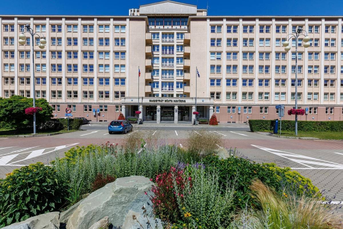 Z důvodu technických problémů jsou momentálně nedostupné pevné linky a na Magistrát města Havířova se tudíž nelze dovolat. Na odstranění závady se pracuje. https://havirov-city.cz/aktuality/telefonni-spojeni-na-magistrat-je-docasne-nedostupne