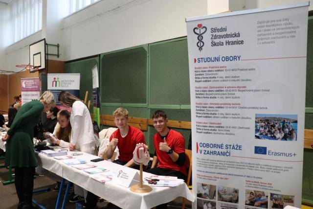 Tradiční přehlídka středních škol Scholaris se dnes uskutečnila v prostorách přerovské Střední školy technické. Akce, která je určena především pro žáky osmých a devátých tříd základních škol a jejich rodiče, nabídla přehled vzdělávacích možností nejen v Přerově, ale i v celém Olomouckém kraji.„Akce má školákům pomoci s rozhodováním o volbě dalšího studia a usnadnit orientaci v široké nabídce vzdělávacích oborů nejen v Přerově, ale i blízkém okolí,“ říká radní pro školství Jakub Navařík, který na přehlídku zavítal společně s náměstkem Tomášem Navrátilem. Na letošním ročníku se představilo více než 40 středních škol a učilišť, které zde prezentovaly své studijní a učební obory prostřednictvím praktických ukázek, informačních materiálů i osobních konzultací.