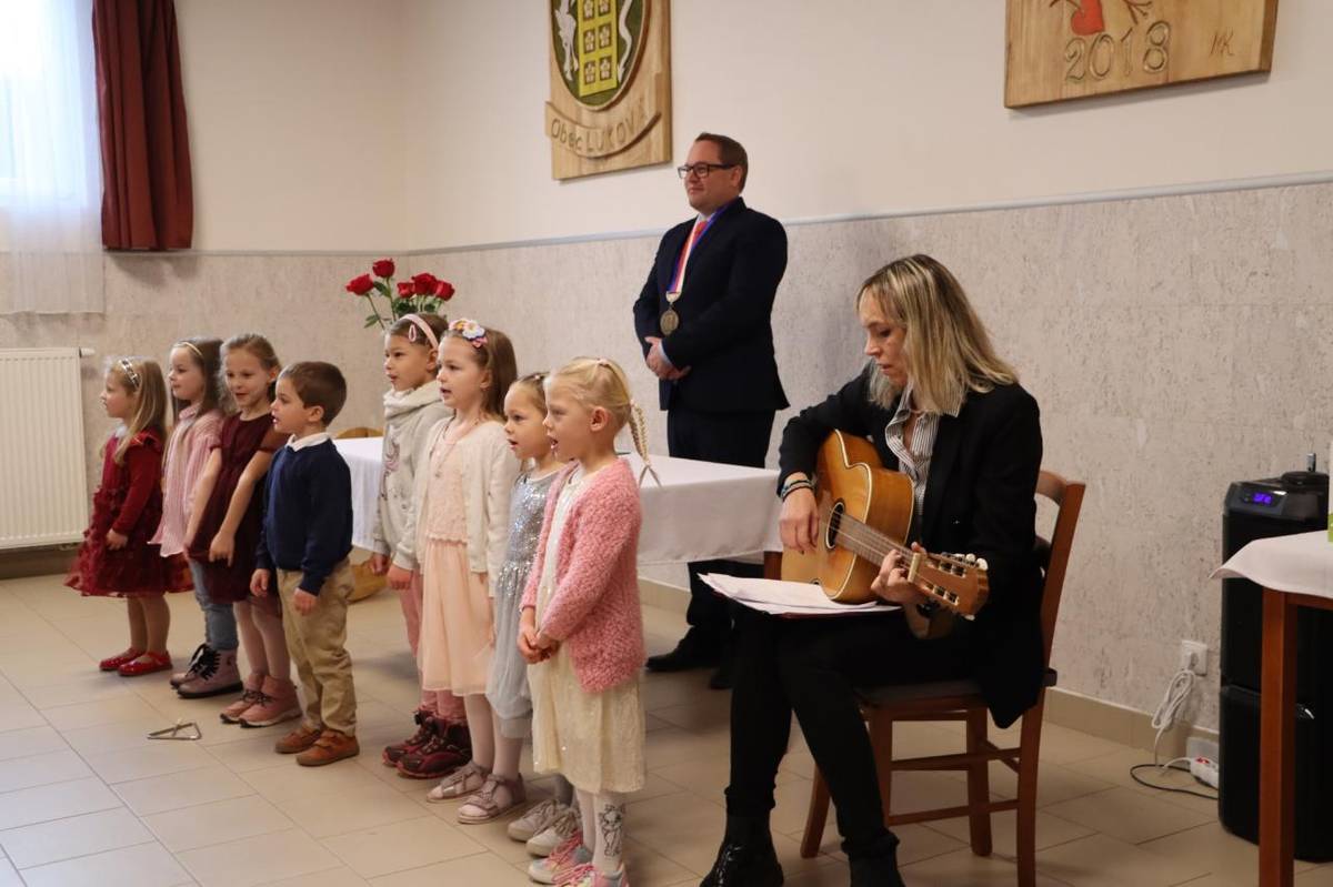 Dvě holčičky a dva chlapce jsme přivítali v pátek 31. října 2025 v přísálí kulturního domu v Lukové. Ke slavnostní atmosféře přispěly svým vystoupením děti z mateřské školy v Lukové v doprovodu paní učitelky Kateřiny Vašíčkové. Rodičům za obec pogratulovala také Eliška Dreslerová.