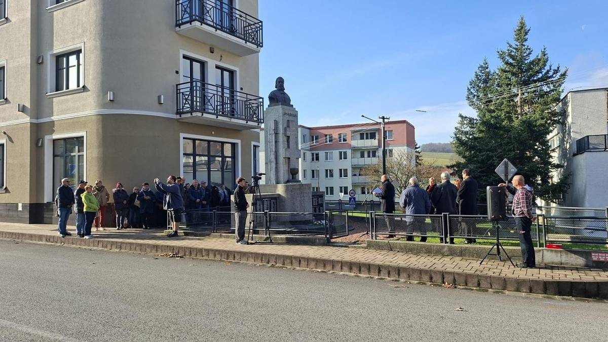 V utorok 11. 11. 2025 o 11.00 hod. sme si v Brezovej pod Bradlom pripomenuli 107. výročie ukončenia I. svetovej vojny a Deň vojnových veteránov.