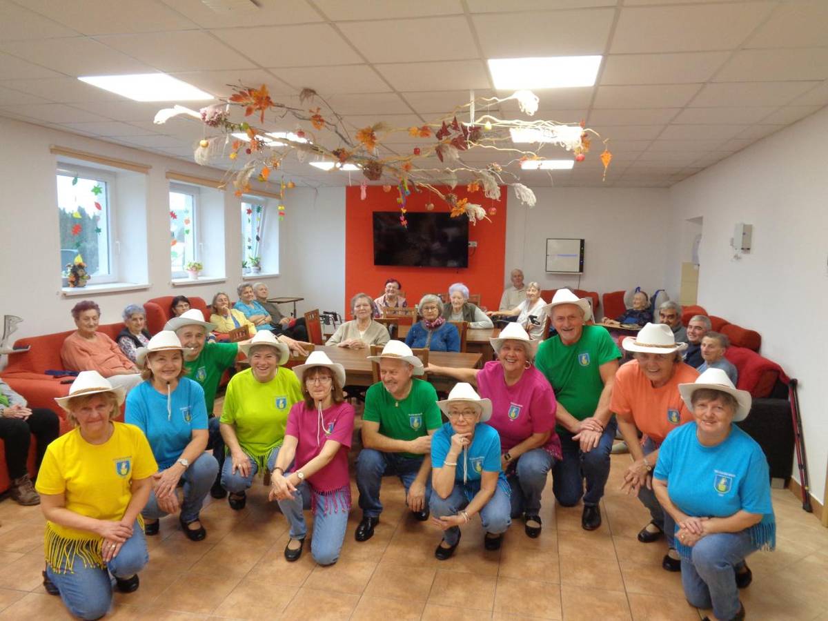 Dnes nás poctili návštevou a vystúpením súbor Country Dubeň. Pripravili si pre našich starkých vystúpenie svojich tancov. Po vystúpení sa prihovorili starkým a rozhovormi spríjemnili dopoludnie. Už teraz sa tešíme na ďalšie vystúpenie, ktoré si pre nás pripravia. Ďakujeme...