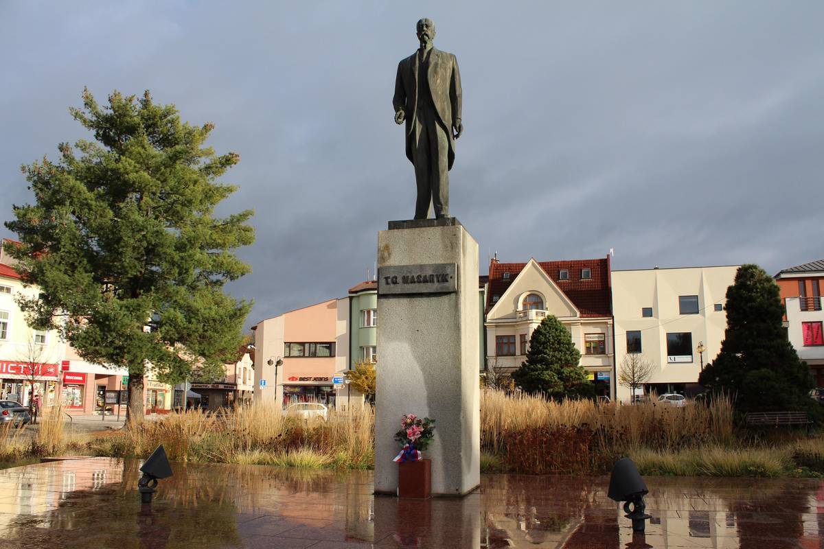 ❤️ Na pondělí 17. listopadu připravila rožnovská kulturní organizace Téčko u příležitosti 36. výročí Dne boje za svobodu a demokracii od 15 hodin ve Společenském domě pořad k výročí listopadových událostí ❤️ Dokumentární film Tenkrát autorů Roberta Sedláčka a Radima Procházky přiblíží události 17. listopadu 1989 ve výpovědích významných osobností ❤️ Akce je bez vstupného a po promítání bude následovat diskuse. Od 17 hodin se můžete připojit k vedení města a zastupitelům a položit květiny a zapálit svíčku na Masarykově náměstí u sochy T. G. Masaryka a sochy sv. Floriána.