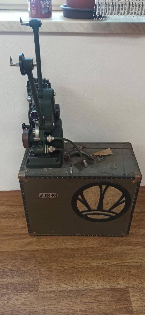 Ve středu 12.11.2025 byla u budovy nádraží v Poběžovicích nalezena promítačka MEOPTA ALMO 16 včetně příslušenství. Majitel si může nález vyzvednout u tajemníka MěÚ Poběžovice.