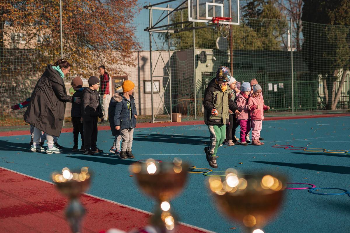 Jesenné počasie im síce chcelo plány prekaziť, ale v utorok 4. novembra sa predsa len dočkali! Na Slávii si 45 detí z MŠ Okružná 27 užilo svoj Športový deň plný pohybu, smiechu a radosti.    Malí športovci si vyskúšali preťahovanie lanom, hod šípkou na terč, chôdzu na chodúľoch aj rôzne prekážkové dráhy. V družstvách podľa tried ukázali rýchlosť, obratnosť aj férového ducha.     Za svoju snahu a šikovnosť získali medaily, diplomy a víťazné poháre – a hlavne skvelý pocit z pohybu a spoločnej zábavy.     Projekt podporil z verejných zdrojov Fond na podporu športu.     Viac informácii o podujatí nájdete v tomto článku.