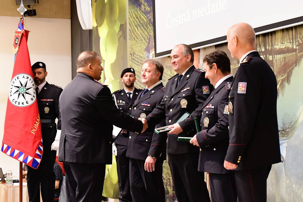 V sále litoměřického hradu se minulý pátek uskutečnil slavnostní ceremoniál udílení medailí Územního odboru Policie ČR Litoměřice. Medaile si ocenění policisté převzali z rukou ředitele územního odboru Petra Potysze a náměstka krajského ředitele pro vnější službu Petra Sytaře.  Kromě medailí za věrnost, za zásluhy o bezpečnost a čestné medaile předali výše jmenovaní také plaketu Policie ČR. Tu obdržela ředitelka Městských kulturních zařízení Litoměřice Michaela Mokrá společně se svou zástupkyní a vedoucí výstaviště Martou Horčičkovou za dlouholetou spolupráci s policií při akcích zaměřených na prevenci kriminality. „Tento projev uznání nás velmi těší a my v Městských kulturních zařízeních si toho nesmírně vážíme,“ uvedla Michaela Mokrá. Slavnostního aktu se zúčastnil také starosta Litoměřic Radek Löwy, jenž poděkoval přítomným policistům za jejich nasazení a každodenní službu veřejnosti. „Je to ocenění vaší dlouholeté a příkladné práce, kterou vykonáváte ve prospěch nás všech ostatních,“ uvedl starosta. {gallery}02025/policie_medaile{/gallery}
