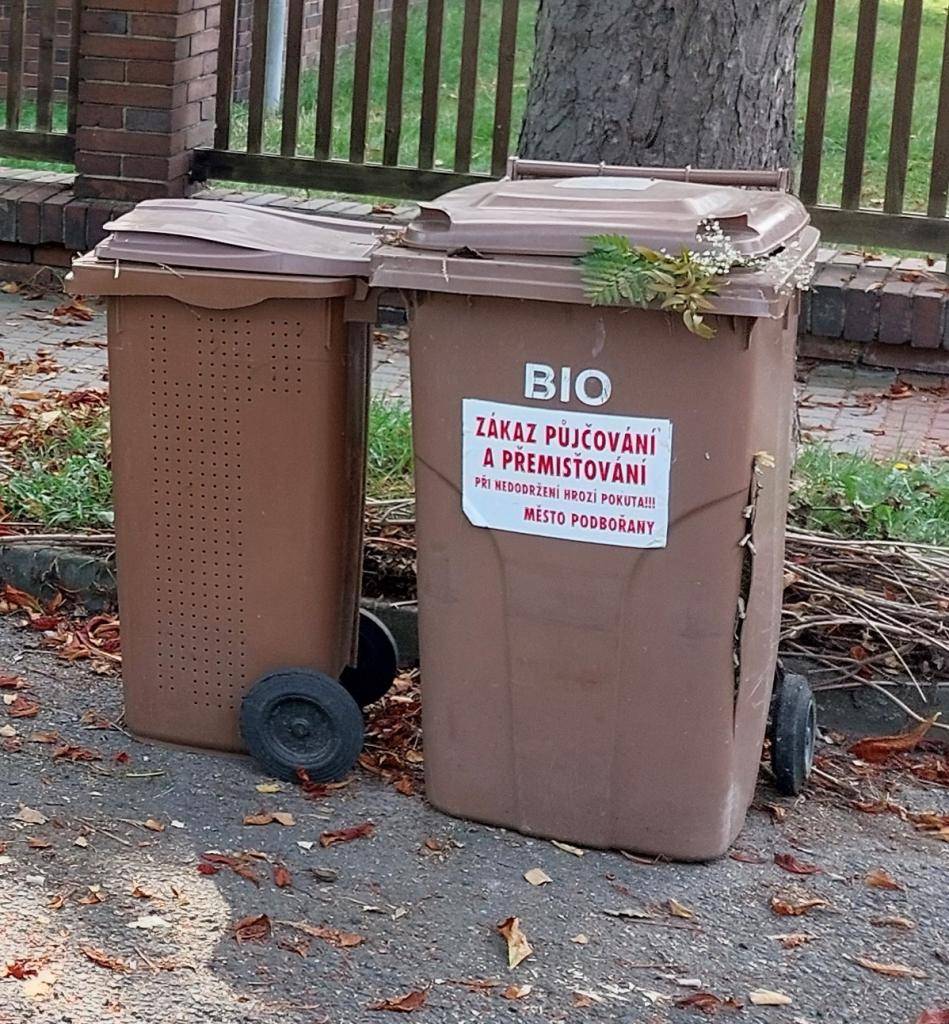 Na základě informací od svozové firmy Skládka Vrbička s.r.o. dochází k častému poškození nádob na bioodpad (240l).