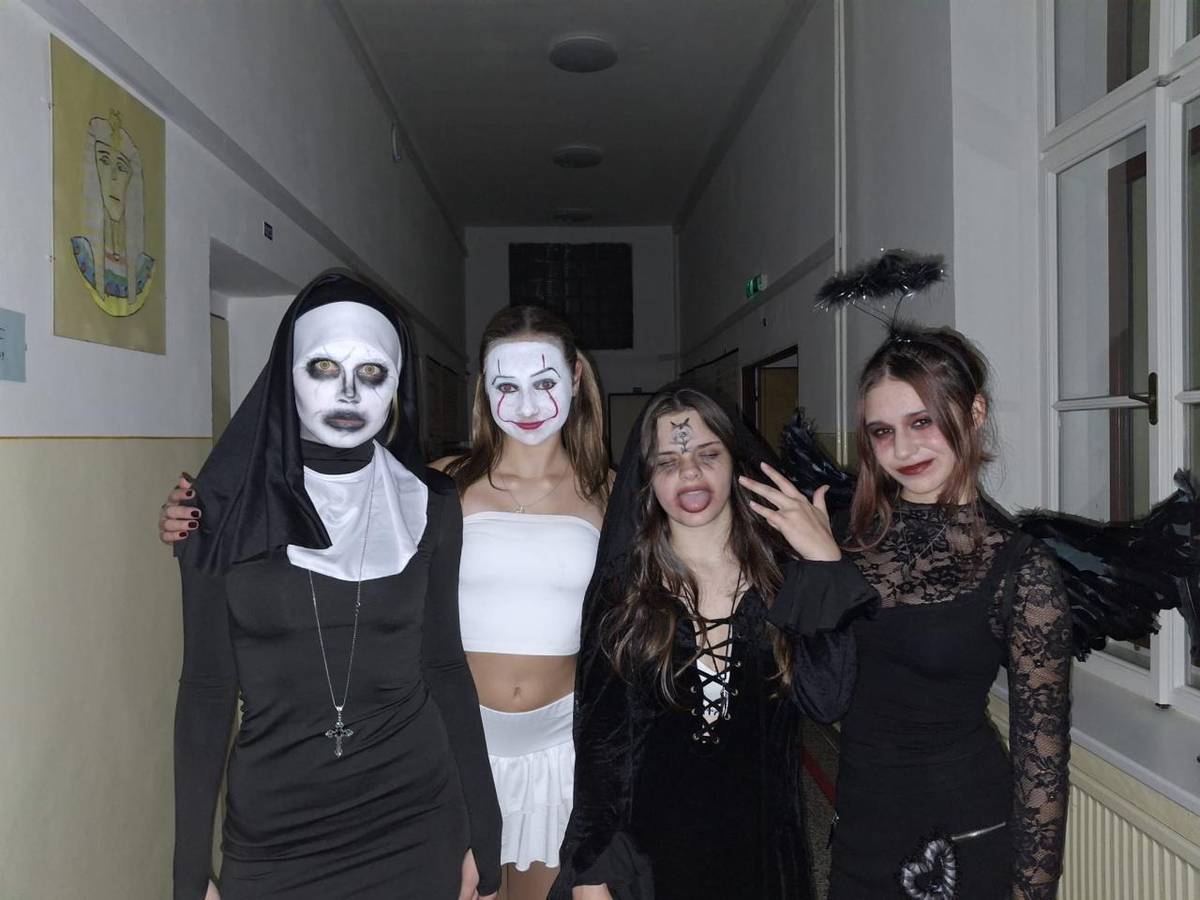 Třídy 9.B a 9.A uspořádaly v pátek 7. listopadu 2025 večerní strašidelnou halloweenskou hru pro ostatní žáky školy. Hra obsahovala různé úkoly a strašidelné prvky, které účastníky nejen pobavily, ale také prověřily jejich odvahu.
