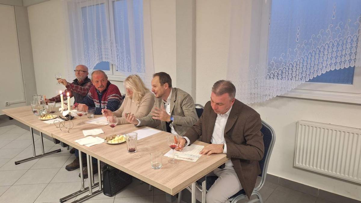 Uplynulú sobotu  8. novembra naša obec opäť ožila vôňou čerstvo upečených škvarkovníkov a výborným vínom na  20. ročníku súťaže O najlepšie víno vlastnej výroby a 15. ročníku súťaže O najlepší batizovský škvarkovník.