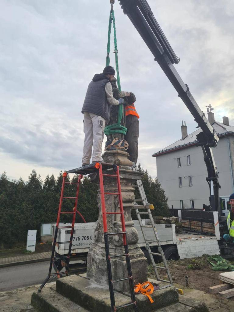 Jak si možná někteří z vás všimli, v úterý z důvodu výstavby okružní křižovatky opustila své místo socha Panny Marie Svatohorské na Průhoně. Není důvod k obavám – socha nebyla poškozena ani nezmizela natrvalo.