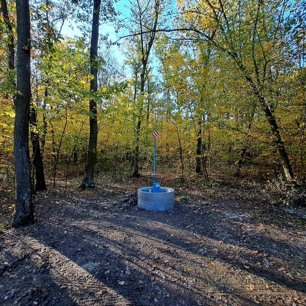 V horní části Záhrabské bude v půli listopadu zahájen další průzkumný vrt.   Následně bude 15 m od již hotového průzkumného vrtu (viz foto) zahájen také hydrogeologický vrt o průměru 160 mm. Níže citujeme z oznámení realizační firmy SG Geotechnika.