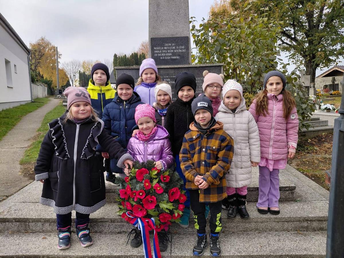 Dnes 11.11.2025 o 11:11 h sa pri pomníku padlých hrdinov na miestnom cintoríne uskutočnilo kladenie venca z červených vlčích makov na počesť vojnových veteránov.  Naši predškoláci takto symbolicky za najmladšiu generáciu vyjadrili vďaku za všetko čo pre nás títo hrdinovia obetovali.