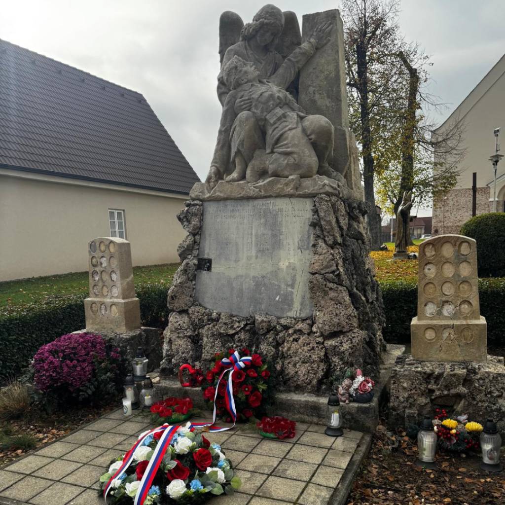 V utorok 11. novembra sme si spoločne so žiakmi Základnej školy v Ružindole pripomenuli položením vencov k Pamätníku obetiam 1. svetovej vojny Deň červených makov. Uplynulo 107 rokov od ukončenia 1. svetovej vojny a my stále nezabúdame na tých, ktorých nám vojna vzala. Česť ich pamiatke!