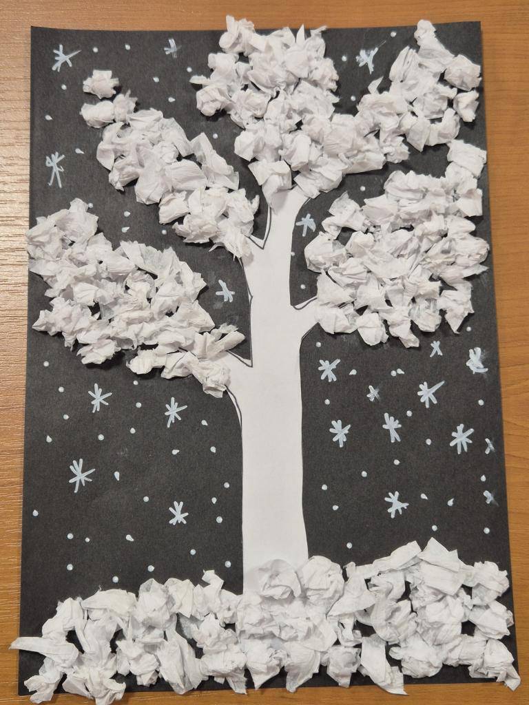 Zima se pomalu blíží a tak jsme se pustili do tvoření zimní výzdoby, která brzy ozdobí chodby našeho zařízení.    Tentokrát jsme vyráběli obrázky zasněžených stromů – každý si vystřihl vlastní strom a pomocí malých papírových kuliček z krepového papíru vytvářel efekt sněhu.