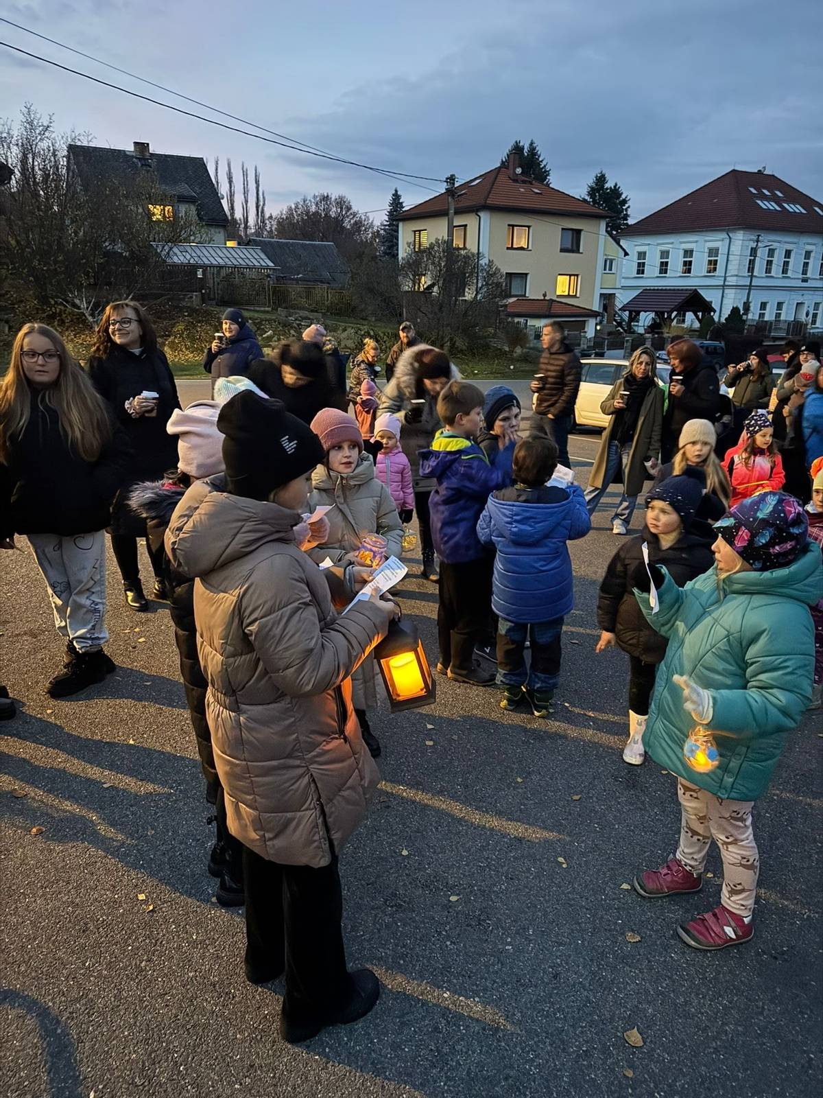 Svatý Martin přijel do Nechvalic. A já bych chtěl moc poděkovat paní Kateřině Čápové  za organizaci průvodu. Katka má prostě cit na organizování akcí pro děti a je štěstí, že jí máme. Také děkuji Aničce Horákové a vlastně všem, kteří přišli se svými dětmi.                                                              Jaroslav Mašek