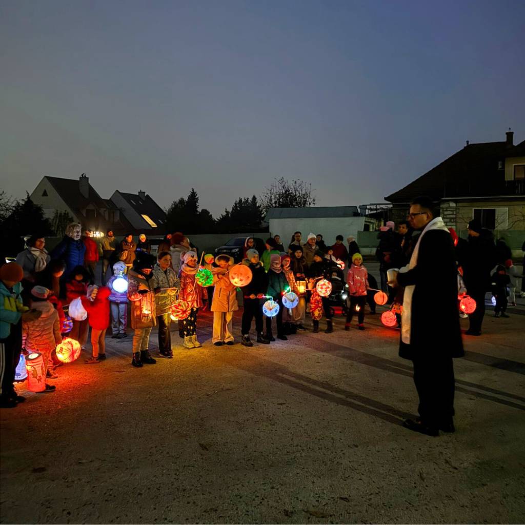 Dňa 11. novembra sa v našej obci konal Svätomartinský lampiónový sprievod. Deti spolu so svojimi rodičmi prešli dedinou s rozsvietenými lampiónmi, ktoré rozžiarili chladný jesenný večer a vytvorili krásnu atmosféru. Na záver nechýbal horúci čaj a varené víno na zahriatie.