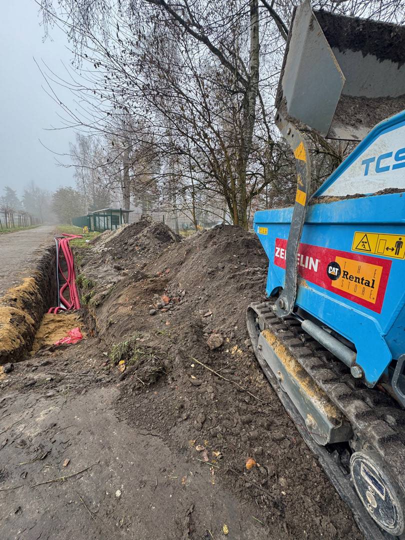 I navzdory sychravému podzimnímu počasí pokračují u nás ve Vracově naplno investiční akce, které by měly posunout naše město zase o nějaký ten kus dál. Jednou z nich je právě v těchto dnech zahájená stavba kanalizace pro přírodní areál Březíčko, která by měla být – pokud tedy počasí nebude výrazně proti – dokončena ještě v letošním roce.  Projekt zahrnuje vybudování kanalizační přípojky s čerpací jímkou, revizní šachty, napojení na stávající kanalizační síť a závěrečné provedení všech nezbytných zkoušek a revizí. Technické řešení kombinuje tlakovou a gravitační část kanalizace. Náklady na novou kanalizaci jsou přibližně 423 tisíc Kč a investorem je Město Vracov. Projekt realizuje společnost MEBR, s.r.o., která uspěla s nejvýhodnější cenovou nabídkou ve výběrovém řízení.  Vybudováním chybějící kanalizace se tak dalším nezbytným krokem k tomu, aby se tento přírodní areál mohl znovu stát místem pro kulturní a společenské akce. Areál, který se začátkem roku dočkal nového oplocení, má od města pronajatý na dobu 12 let společnost N-HA, s.r.o. Ta se zavázala Březíčko postupně opravit a modernizovat, aby se zde mohly konat akce pro rodiny s dětmi, menší koncerty, vystoupení či rodinné oslavy.  Projekt kanalizační přípojky tak představuje další důležitý krok k postupné obnově a oživení tohoto oblíbeného a v minulosti tolik využívaného veřejného prostoru.