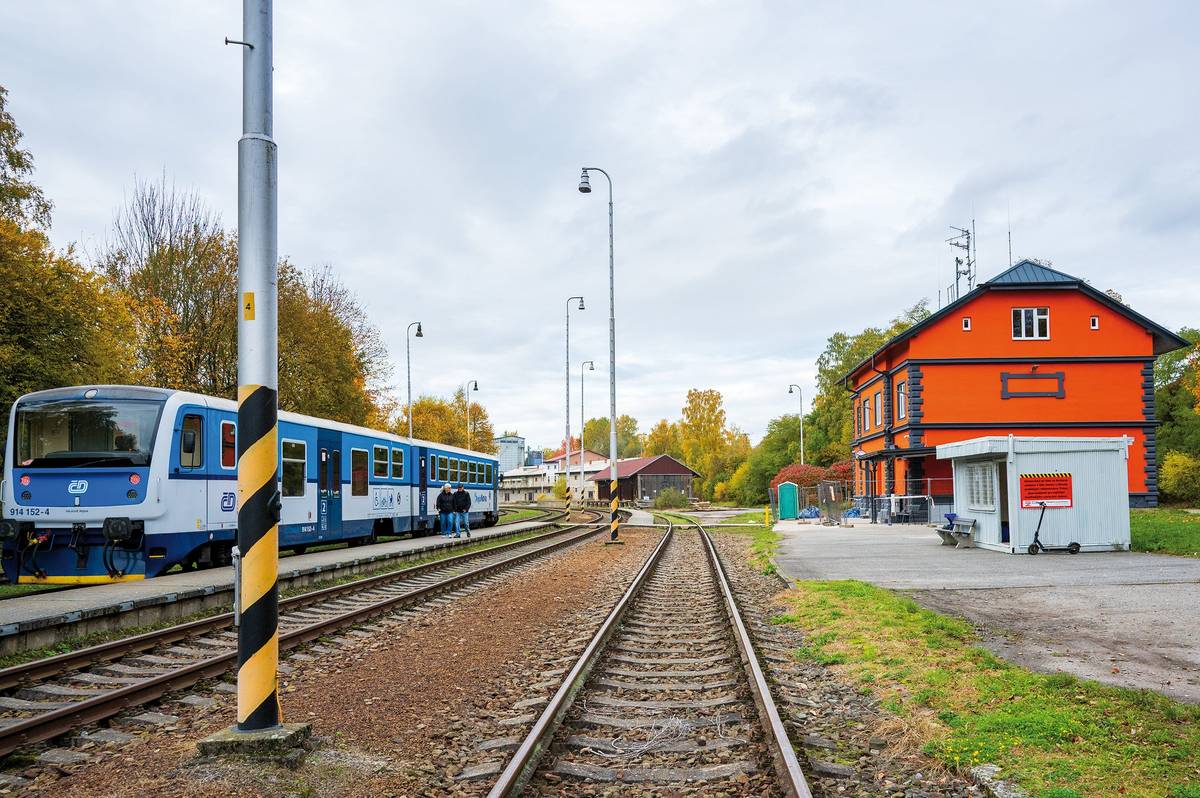 Dle informací Správy železnic je oprava výpravní budovy v Pacově stavebně dokončena. Čekárna bude zprovozněna a otevřena až po kolaudačním řízení na Drážním energetickém stavebním úřadě. Předběžný termín zprovoznění je v únoru až březnu 2026.