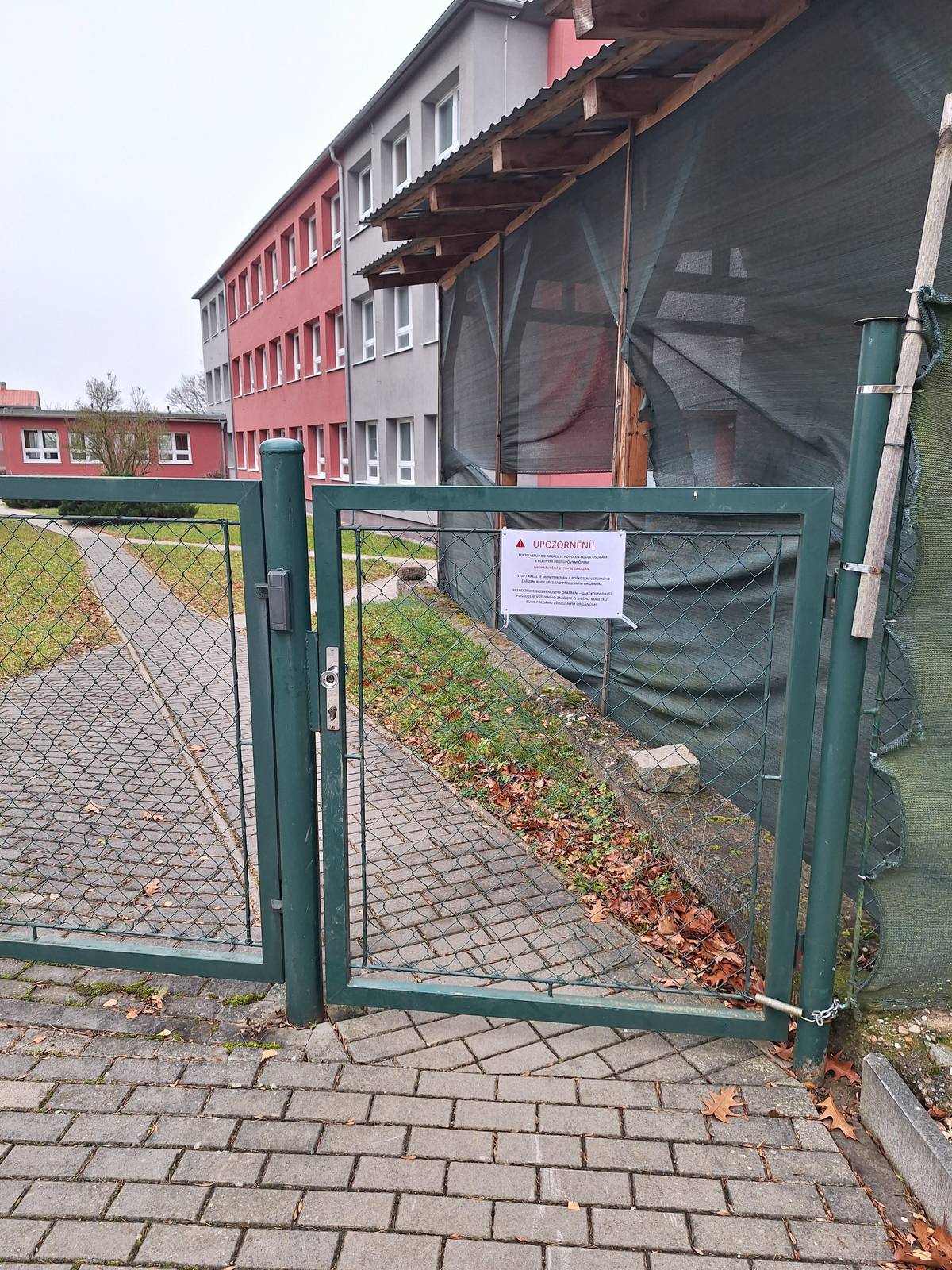 Vstup do areálu Základní a mateřské školy je povolen pouze osobám s platným přístupovým čipem. Neoprávněný vstup je zakázán! Toto opatření slouží k zajištění bezpečnosti žáků i ochrany majetku. Již poněkolikáté řešíme násilné poškození jedné ze vstupních branek, i plotu při následném pokusu přelézt oplocení. Prosíme všechny o respektování bezpečnostních pravidel - veřejnost i rodiče. Poškozování zařízení nebo nedovolené vniknutí může být posuzováno jako přestupek nebo trestný čin podle trestního zákoníku. Děkujeme za pochopení a ohleduplnost vůči bezpečí dětí i zaměstnanců naší školy. 💙