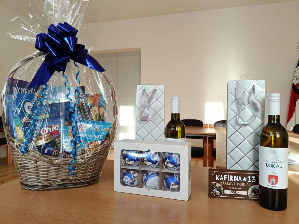 V rámci adventních trhů bude probíhat i již tradiční SOUTĚŽ O NEJLEPŠÍ VÁNOČKU. Kdo by se rád do soutěže zapojil, je nutné přinést vánočku do 14:00 hodin před Kafírnu #13.  Zde můžete vidět výherní ceny, které jsme si připravili pro první tři místa. Těšíme se na Vaši účast. :)