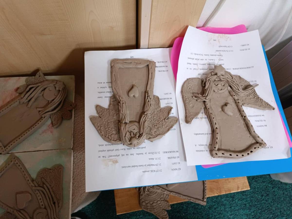 Děti a učitelé pro vás vyrábí také andílky a perníčky - jen malá ochutnávka :)