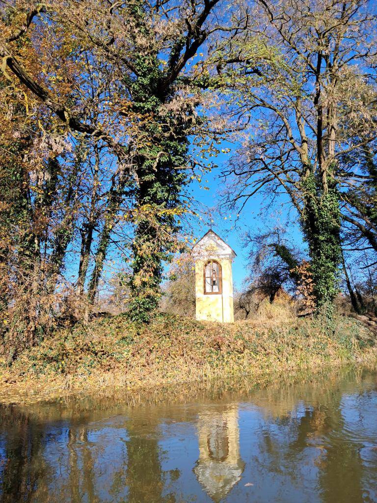 Na podzim roku 2025 byla dokončena renovace kapličky sv. Jana Nepomuckého. Opravu finančně podpořil Jihočeský kraj a vlastními zdroji se podílelo Město Lomnice nad Lužnicí. Kaplička sv. Jana Nepomuckého, umístěná u mostku přes Zlatou stoku směrem na Záblatí a Ševětín.