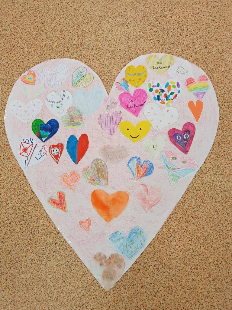Dne 13. listopadu jsme společně oslavili Den laskavosti, kdy každý žák splnil laskavou výzvu. Pomocí svých namalovaných srdíček jsme přispěli k zaplnění velkého školního srdce laskavosti. Žáky čtvrté a páté třídy budou laskavé výzvy provázet po celý měsíc listopad. Oslava laskavosti pokračuje...