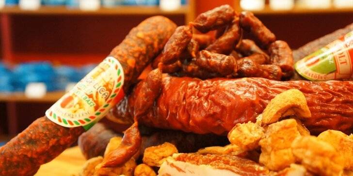 V pátek 14. listopadu přijede do našeho města pojízdná prodejna kvalitní uzeniny od Vlaďky.    V nabídce k prodeji budou:  Farmářské výrobky z čerstvého kravského mléka po domácky dělané: jogurty, sýry, tvaroh a šlehaný tvaroh s čokoládou. zabíjačkové speciality: sádlo, škvarky a škvarková pomazánka. masné výrobky tepelně opracované: klobásky (šunkové, dědova klobáska, klobáska z komína a s medvědím česnekem) cigáro, párečky, špekáčky a paprikový kabanos. paštiky, vše bez lepku po domácky dělané, uzené koleno bez kosti, uzená žebra, uzené křížové kosti, bůček a špek.   Prodej bude probíhat na pěší zóně vedle městského úřadu v pátek 14.11.2025 do 16:00 hodi       Na Vaší návštěvu se těší kvalitní uzeniny od Vlaďky.