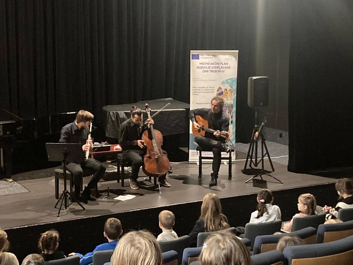 13.11. se žáci 3. a 4. třídy vydali do Třeboně, kde zhlédli vystoupení hudebního uskupení Treculus, které dětem připravilo jedinečný hudební zážitek. Tři hudebníci předvedli hru na kytaru, violoncello a příčnou flétnu. Zazněly skladby klasických autorů i moderní melodie. Koncert si všichni užili.