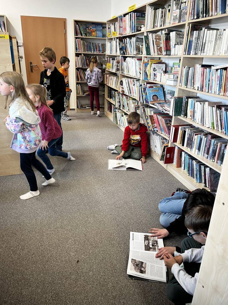 Děti ze školní družiny navštívily Městskou knihovnu v Sedlci-Prčici, kde je přivítala paní Lukašíková.