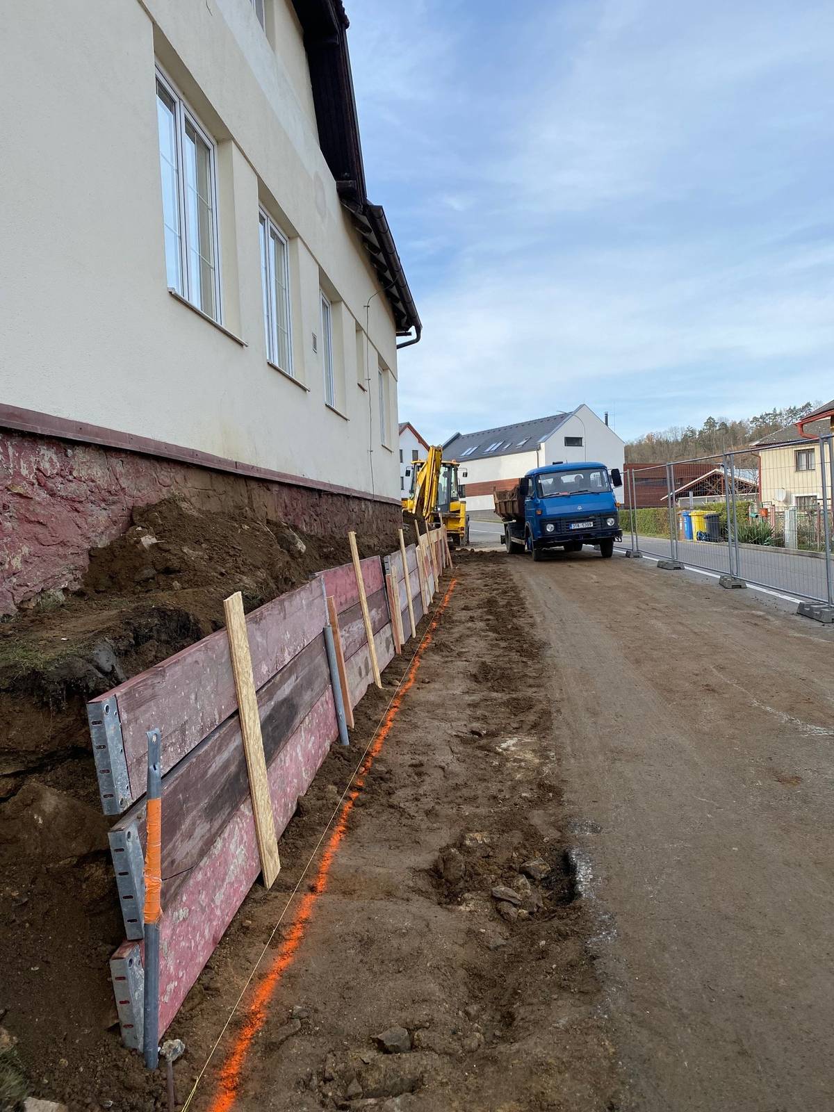 Vážení občané, vážení řidiči, v úseku pod Jednotou stavíme nový chodník. V důsledku probíhajících stavebních prací je zde dočasně snížena rychlost na 30 km/h. Stavba s sebou přináší dočasné změny v dopravním značení, zúžení vozovky, pohyb pracovníků a stavební techniky v bezprostřední blízkosti komunikace. Tyto okolnosti vyžadují maximální pozornost a ohleduplnost ze strany všech účastníků silničního provozu. Moc vám děkujeme za pochopení, trpělivost a spolupráci během realizace této důležité akce, která přispěje ke zlepšení a zvýšení bezpečnosti chodců i řidičů v obci.