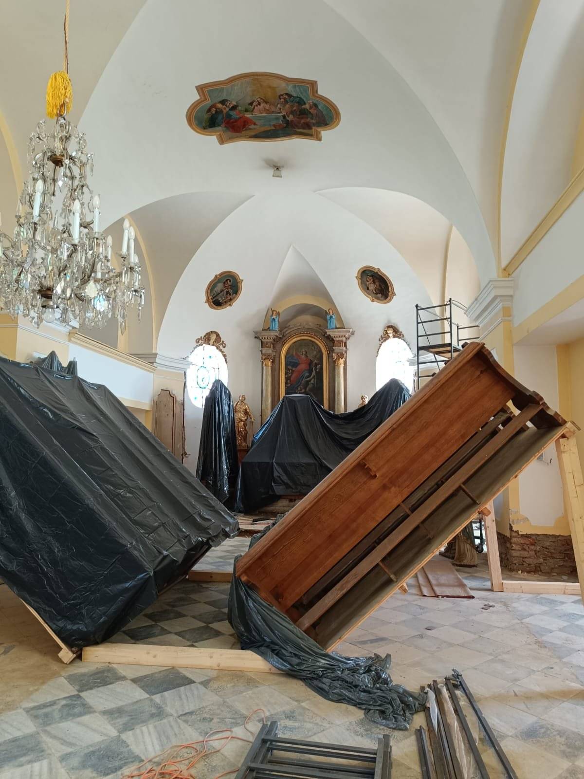 Po nedávných opravách, které probíhají v našem kostele Nanebevzetí Panny Marie po povodních, je potřeba provést závěrečný úklid interiéru. Pan farář proto prosí o pomoc všechny, kteří by mohli přiložit ruku k dílu. Kdy: pondělí 17. listopadu v 9:00 Kde: v kostele v Branticích Bude se vytírat, umývat lavice a vysávat. Pan farář zajistí teplou vodu a saponáty. Pokud má někdo k dispozici hadry nebo jiné úklidové pomůcky (např. ze zbytků materiálu po povodni), může je vzít s sebou. Cílem je, aby byl kostel po dlouhé době opět připraven pro veřejnost a mohl zde 30. listopadu 2025 proběhnout adventní koncert. Děkujeme všem, kteří si najdou čas a pomohou obnovit tuto krásnou dominantu naší obce!