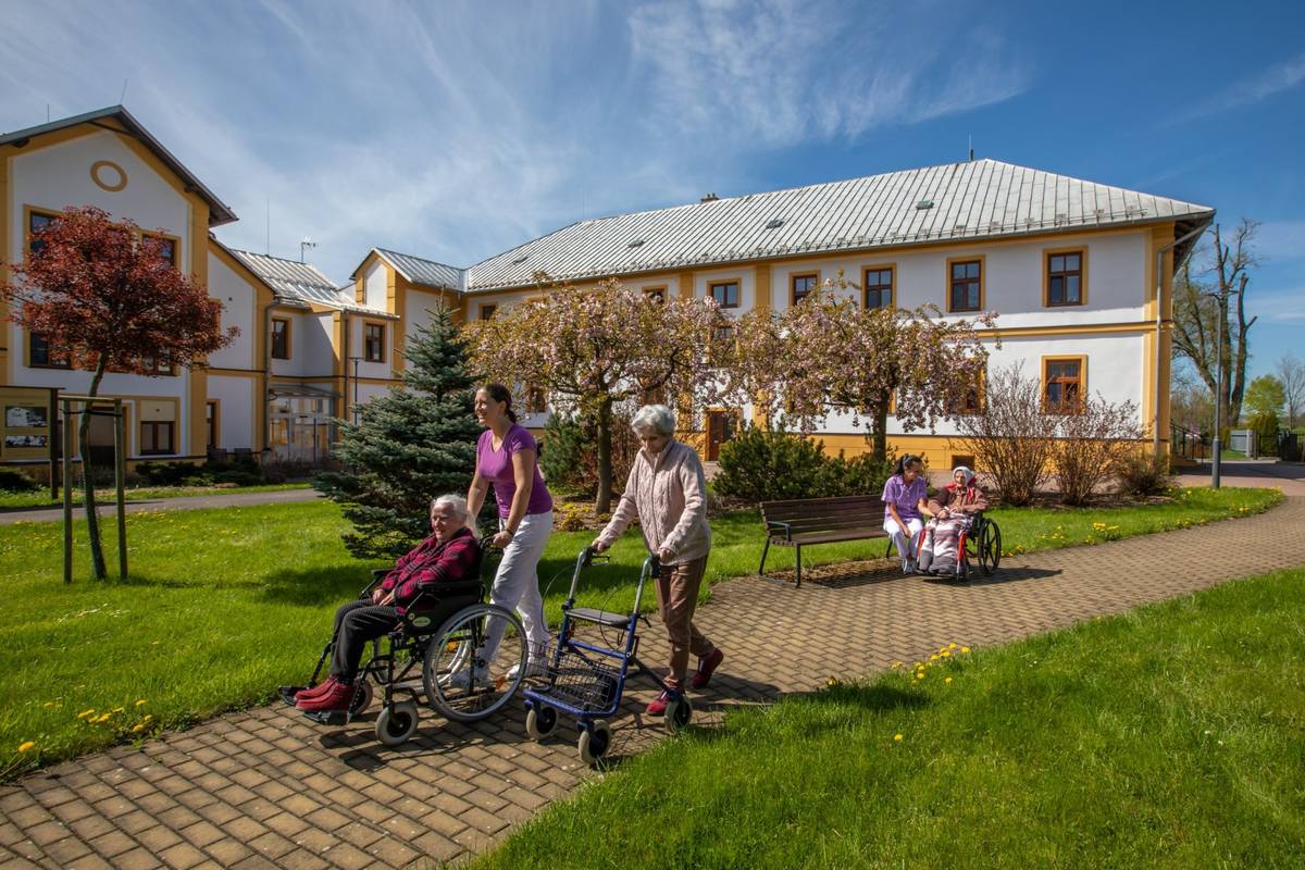 Charitní domov Moravec bude mít nového zřizovatele Počátky fungování Charitního domova Moravec sahají do 50. let minulého století. Nejprve jako místo, kde byli internováni kněží a řeholníci vyššího věku, kteří zde až do roku 1989 žili pod státním dohledem. V průběhu let se jich zde vystřídaly stovky a mnozí z nich odpočívají na místním hřbitově. Od začátku své existence až do současnosti Domov zřizuje Česká katolická charita se sídlem v Praze. Po roce 1989 kněze a řeholníky z celé republiky postupně vystřídali lidé z okolí, v současné době žije v Domově už pouze jeden kněz. To byl i důvod k rozhodnutí, aby od 1. 1. 2026 provoz Domova převzala místní Charita, konkrétně Oblastní charita Žďár nad Sázavou. Aktuálně probíhají přípravy k předání novému zřizovateli. „Naším cílem je zajistit kontinuitu poskytované péče a zároveň službu dál rozvíjet. Pro klienty Charitního domova Moravec se nic nemění,“ uvedla Jana Zelená, ředitelka Oblastní charity Žďár nad Sázavou. V posledních letech v Domově proběhla postupná rekonstrukce části prostor, při péči o seniory jsou využívány moderní metody jako je bazální stimulace nebo biografická péče, v závěru života klienti mohou využívat paliativní péči. „Velké poděkování patří paní Petře Řezáčové, současné ředitelce Domova, díky které je služba na velmi dobré úrovni a která se rozhodla předat vedení tohoto zařízení někomu novému. Charitní domov Moravec aktuálně zaměstnává přes sedm desítek pracovníků. Je znát, že pro mnohé pracovníky je Domov srdeční záležitostí, o to víc se těšíme na budoucí spolupráci. Zároveň věříme, že se nám podaří najít nového kolegu/kolegyni, který/á převezme vedení Domova a budeme společně dále pokračovat v dobré péči o klienty,“ doplňuje Jana Zelená.   Kontakt pro média: Alena Poulová zástupkyně ředitelky pro personální oblast   Oblastní charita Žďár nad Sázavou Horní 22, 591 01 Žďár nad Sázavou mob.:  +420 777 155 376 alena.poulova@zdar.charita.cz www.zdar.charita.cz více informací níže