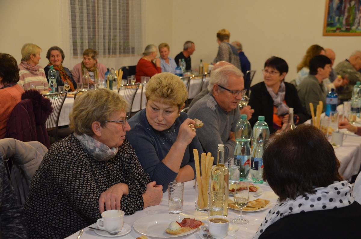 Obec Skoronice srdečně zve všechny seniory na tradiční BESEDU PRO SENIORY, která se uskuteční v pátek 28. listopadu 2025 od 16:00 hod. v sále Obecního domu ve Skoronicích. V rámci programu zahraje k tanci a poslechu Mladá dechová hudba Vlasty Kubíka z Bohuslavic, občerstvení bude zajištěno. Na setkání se těší členové obecního zastupitelstva.