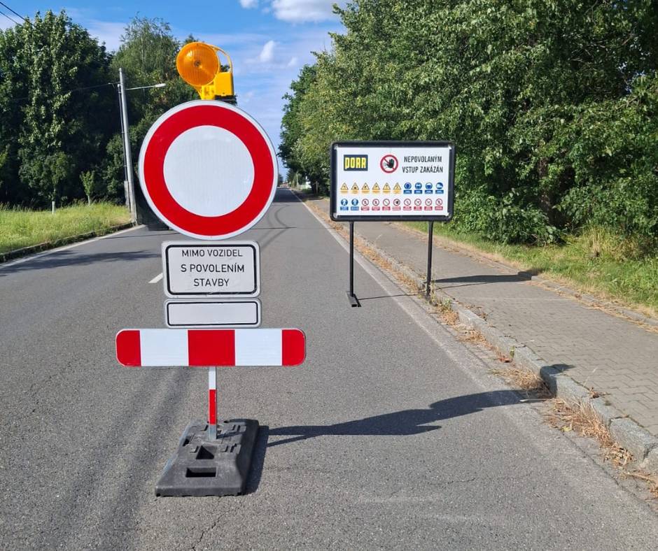 Stavba nového kruhového objezdu v lokalitě Zbytky – Záblatí – Rychvald vstupuje do finální fáze. O víkendu 29. a 30. listopadu budou probíhat pokládky závěrečných vrstev asfaltu. Z tohoto důvodu dojde k úplné uzavírce staveniště.   Dopravní omezení:    prostor stavby bude zcela uzavřen; nebude umožněn žádný průjezd ani průchod   uzavírka platí pro veškerou dopravu bez výjimek   úsek bude neprůjezdný i pro veřejnou dopravu    Autobusová doprava:    po dobu uzavírky budou platit výlukové jízdní řády   žádná autobusová linka místem neprojede   je nutné počítat se zhoršenou dostupností spojů    Výlukové jízdní řády:    budou zveřejněny v systémech CIS a KODIS   odkaz bude doplněn po jejich oficiálním zveřejnění      Děkujeme za pochopení.