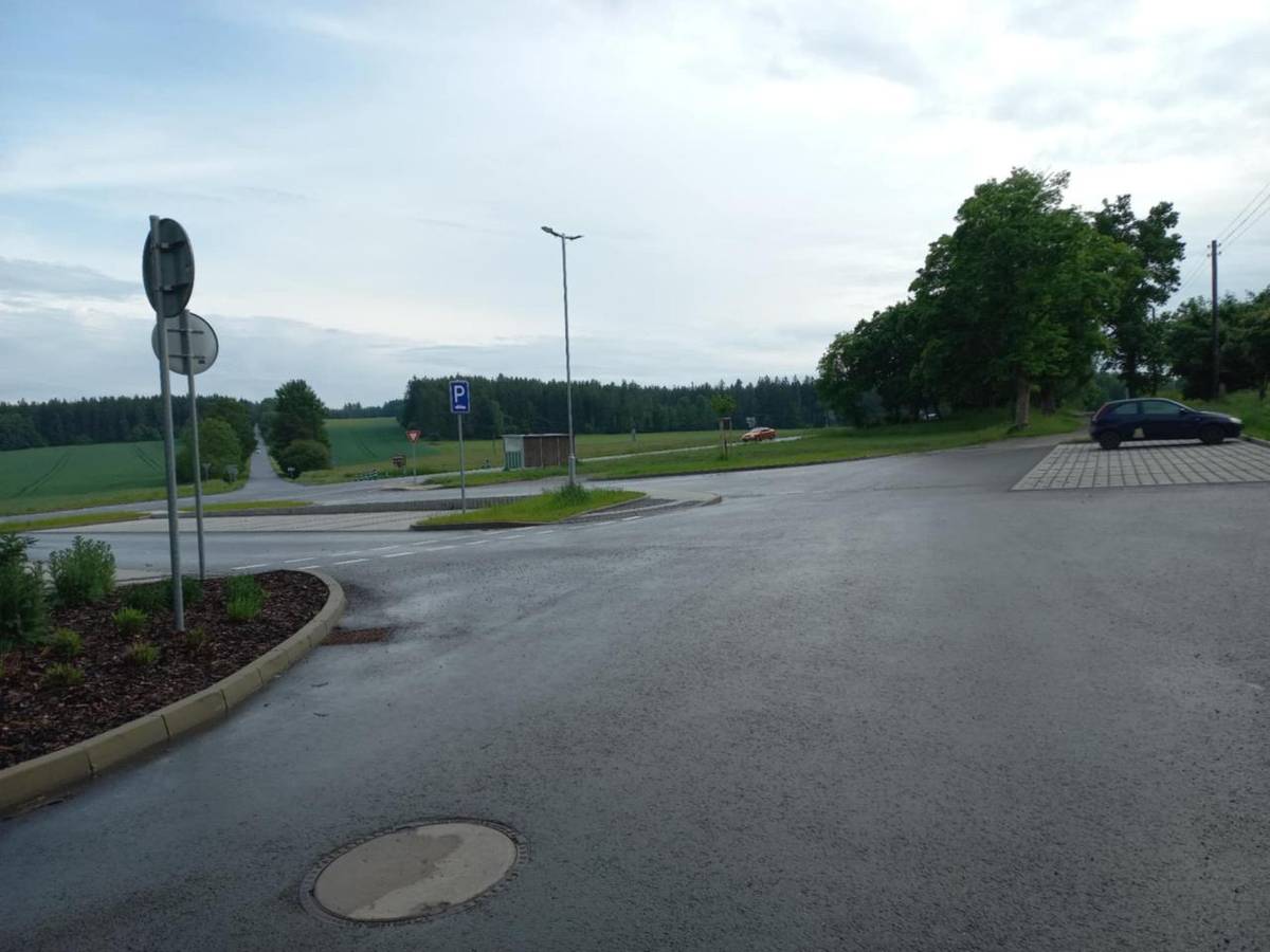 Druhá etapa záchytného parkoviště, která navázala na 1. část z loňského roku je dobudována. Při této stavbě bylo upraveno i okolí kostela a vybudován bezbariérový vstup. Na financování stavby parkoviště se kromě obce Bohutín podílí i Krajský úřad Středočeského kraje. V říjnu bylo zkolaudováno.