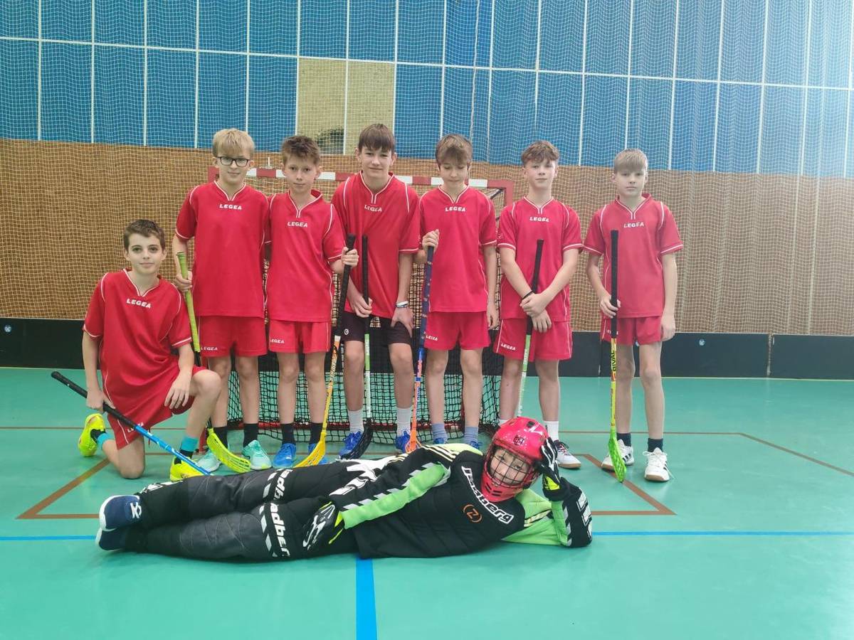 Ve čtvrtek 13. listopadu vyjeli vybraní žáci 6. a 7. ročníků na florbalový turnaj do Sedlčan.