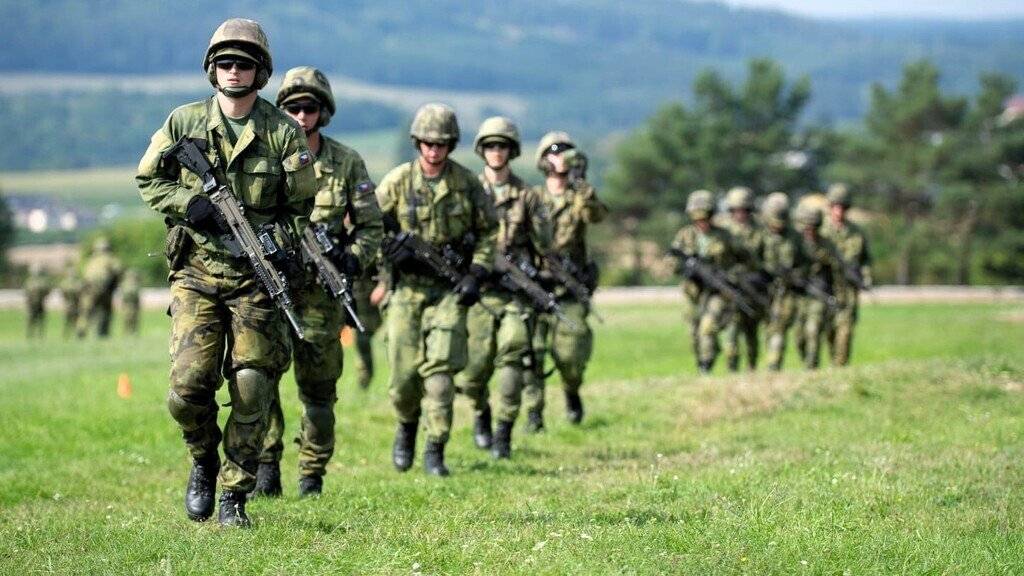 Armáda České republiky zahájila rozsáhlé celorepublikové cvičení Hradba 2025, do kterého se zapojí tisíce profesionálních vojáků i příslušníků aktivních záloh teritoriálních sil. Letiště Praha se jako provozovatel kritické infrastruktury státu k akci připojí v termínu od 16. do 20. listopadu. Na cvičení se budou podílet také vybrané složky působící na pražském letišti, mezi které patří Hasičský záchranný sbor, Stálá lékařská služba, oddělení Bezpečnostních technologií (včetně dronů) a Inspektorát cizinecké policie Praha Ruzyně. Cílem akce je prověřit efektivitu spolupráce a schopnost rychle reagovat na případné ohrožení bezpečnosti. Obyvatelé okolních obcí se nemusí obávat žádného omezení či zvýšeného hluku. Cvičení proběhne bez dopadu na běžný život v okolí letiště a nenaruší každodenní chod obcí.