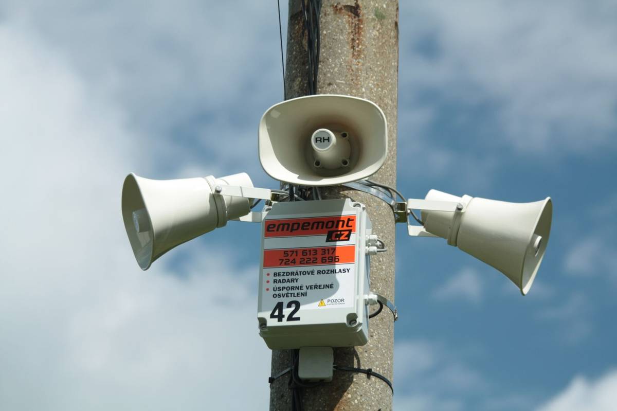 Dobrý den, od středy probíhá v obci demontáž stávajícího rozhlasu a probíhá jeho náhrada. Během zítřka by mělo být hotovo a rozhlas pojede ve zkušebním provozu. Proto prosíme v případě, že nebudete hlášení rozumět nebo nebude dost hlasite, tak nás informujte, abychom jeho funkčnost dokázali vyladit do dokonalosti.  Dekujeme  L. Fridrichová