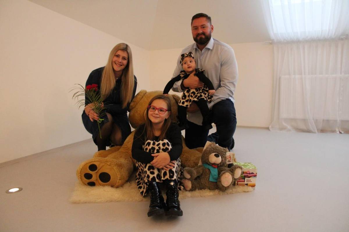 V zasedací síni obecního úřadu se konalo tradiční podzimní vítání občánků naší obce. Starosta Pavel Karpíšek přivítal celkem 21 nových občánků Vejprnic. Rodiče se zapsali do pamětní knihy obce a děti obdržely dárky na památku tohoto významného dne.