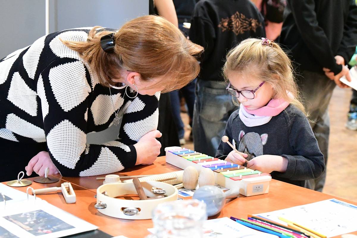 Devátý ročník Burzy škol, tradiční akce určené rodičům předškoláků v Litoměřicích, se v tomto školním roce uskuteční dříve, než bylo dosud zvykem. Konat se bude v úterý 25. listopadu od 15 do 17 hodin v Kulturním a kreativním centru (vstup z ulice 5. května).  Posun z obvyklého únorového termínu burzy je reakcí na novelu školského zákona, která nově ukládá rodičům a zákonným zástupcům přihlásit dítě k povinné školní docházce od 15. ledna do 15. února kalendářního roku, v němž má dítě zahájit povinnou školní docházku. V Litoměřicích se zápisy do prvních tříd uskuteční ve dnech 10. a 11. února 2026. Burzu pořádá Mateřská škola Litoměřice ve spolupráci s litoměřickými základními školami. Rodiče zde budou mít možnost seznámit se s jednotlivými školami ještě před samotnými zápisy a získat informace, které jim pomohou vybrat pro dítě vhodné vzdělávací prostředí. Pedagogové budou připraveni odpovídat na otázky týkající se nástupu do základního vzdělávání a přítomen bude také zástupce Pedagogicko-psychologické poradny. Do akce se zapojují všechny litoměřické základní školy – Na Valech, Boženy Němcové, Masarykova, U Stadionu, Havlíčkova, Ladova, dále soukromé Lingua Universal, Svobodná základní škola a Křesťanská základní a mateřská škola Litoměřice. Společně nabídnou rodičům ucelený přehled o tom, čím se jednotlivé školy liší a jaké zázemí či vzdělávací přístupy mohou žákům nabídnout.