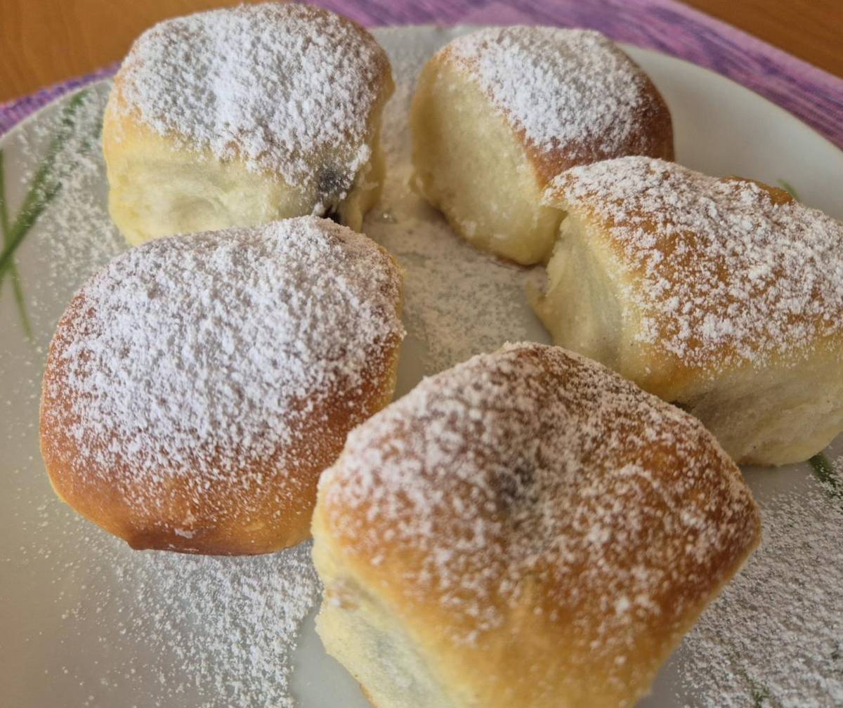 Z kuchyně se line lahodná vůně. V dnešní nabídce poledního menu je dršťková nebo gulášová polévka a nadýchané buchty s povidly, doplněné džusem.   Dopoledne jsme nahlédli přímo k přípravám a je to opravdu obdivuhodná práce.
