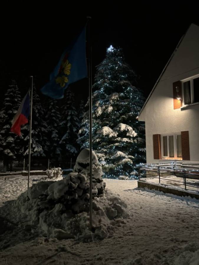 Rozsvícení vánočního stromečku Obecní úřad zve všechny občany na tradiční rozsvícení vánočního stromečku.Akce se koná v sobotu 29.11. od 18:00 hod.Vánoční koledy zahraje na housle Mirka Mrkáčková a vystoupí děti z MŠ.Přijde i Mikuláš s čerty a andělem.Pro všechny bude připraveno tradiční občerstvení.Více informací v plakátu níže.Těšíme se na společné setkání.                 Vánoce 2025(PNG, 414 kB)