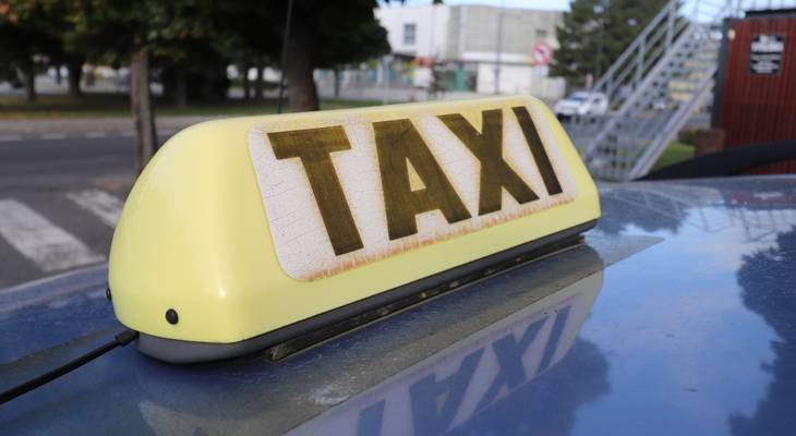 O městem dotovanou službu senior taxi, která ve Varnsdorfu začala fungovat v březnu 2023, mají lidé stále velký zájem. Registrovalo již přes 1 700 lidí. Město hledá taxislužby, které službu zajistí v roce 2026.