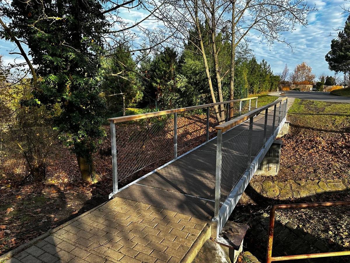 Informujeme, že práce na opravě lávky v ulici Chudopleská byly dokončeny a lávka je tak pro pěší opět přístupná.