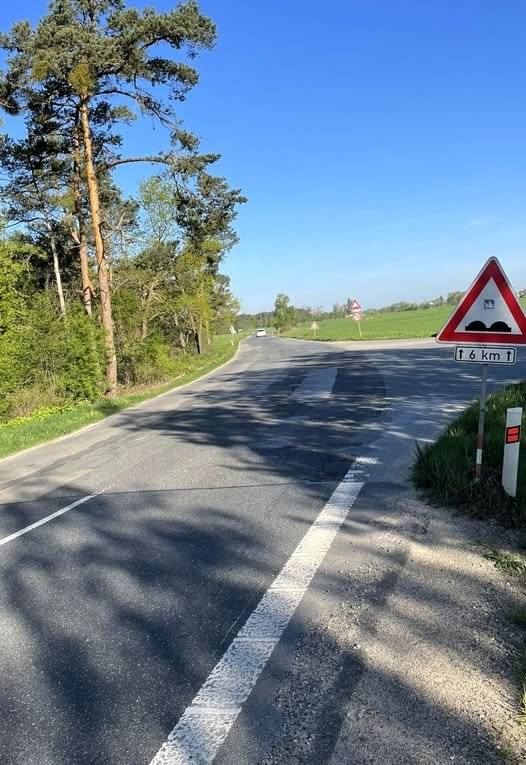 Aktuální informace k ukončení uzavírky silnice II/331  Na stavbě „II/331 Brandýs nad Labem - I/9, rekonstrukce silnice etapa 6“ probíhají poslední dokončovací práce. Od 2.5.2025 byla na silnici instalována uzavírka, při které byl v několika dílčích etapách kompletně opraven úsek o délce 3250 metrů, včetně stavby nového mostu přes Hlavenský potok. V rámci rekonstrukce byla sjednocena šířka asfaltové vozovky na 6,5m, provedena úprava podélných a příčných sklonů, obnova příkopů, vodorovného a svislého dopravního značení. V sobotu 15.11.2025 bude uzavírka ukončena a silnice se stane opět plně průjezdná pro veškerý provoz. Celková doba uzavírky se zkrátila o 1,5 měsíce. Děkujeme všem občanům za respektování dopravních omezení.