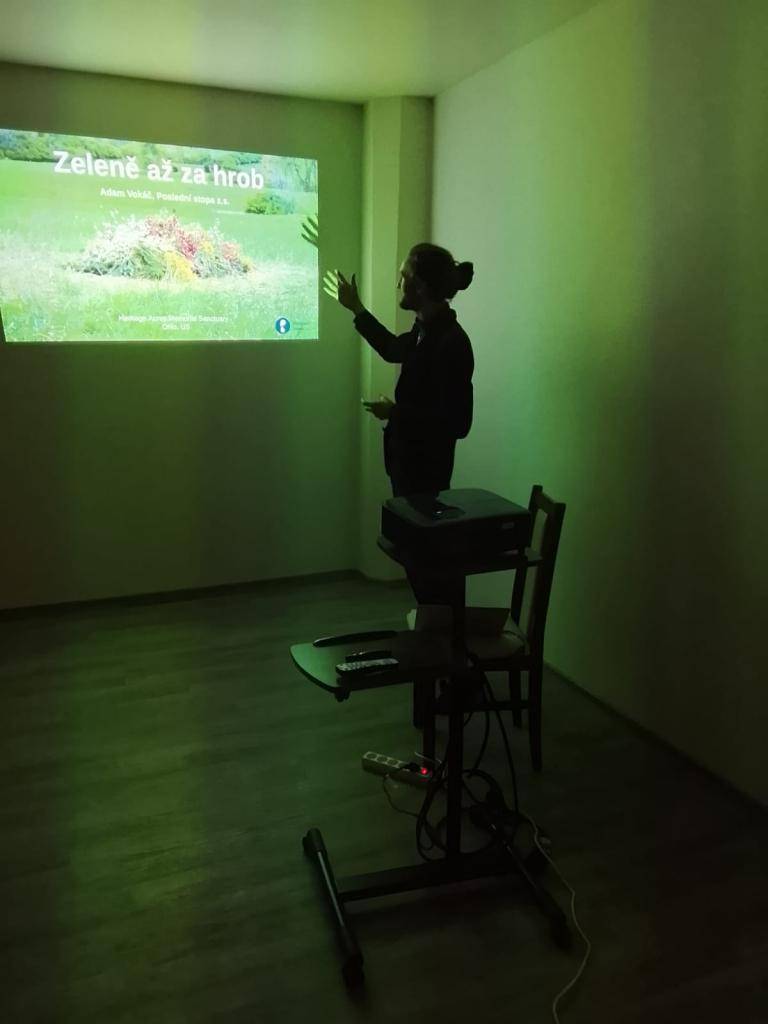 V úterý 4. listopadu se v naší knihovně konala beseda o přírodním pohřbívání s vedoucím pražského Lučního hřbitova a Lesa vzpomínek Adamem Vokáčem.