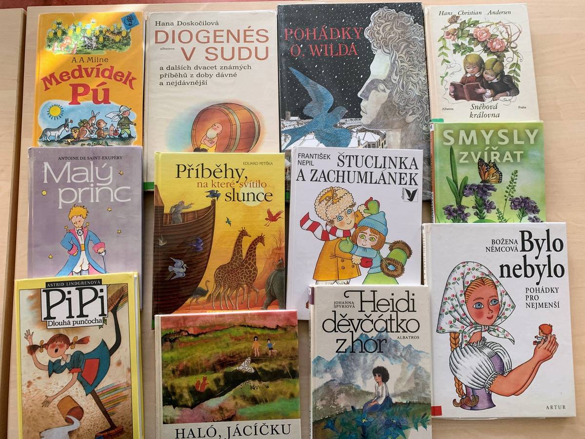 📚 Vážení čtenáři, vzhledem k uzavření dětského oddělení v Městské knihovně v Poličce od dnešního dne 13. 11. do 14. 12. nabízíme naše vlastní zdroje 🙂. Nemáme zatím žhavé novinky, to si musíme říct na rovinu, ale disponujeme např. dětskou nestárnoucí klasikou. Na fotkách malý výběr z našeho i výměnného fondu. Vybavte se na sychravé a studené podzimní večery 📖 .